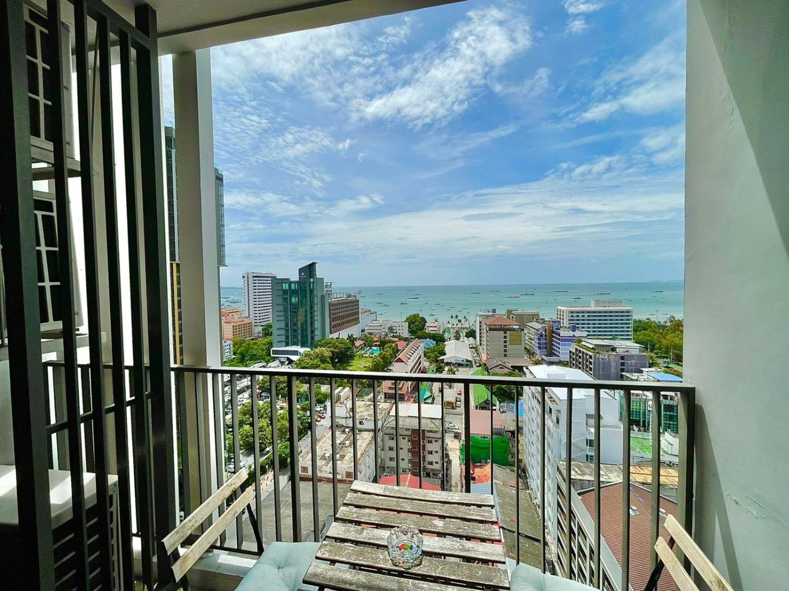 The Base Infinity Apartamento Pattaya Exterior foto
